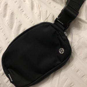 Lululemon Everywhere Belt Bag (Black) BRAND NEW